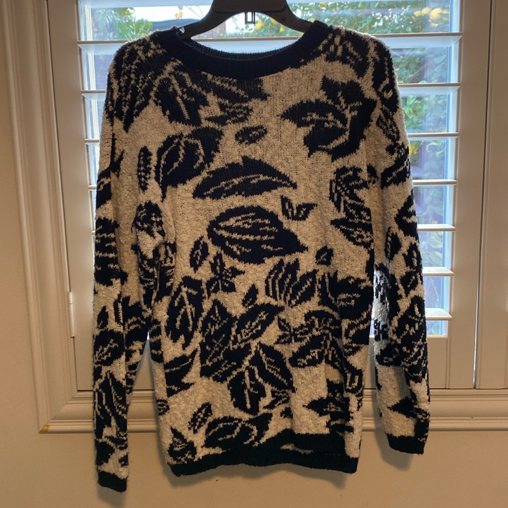Keren sweater black and white leaf print